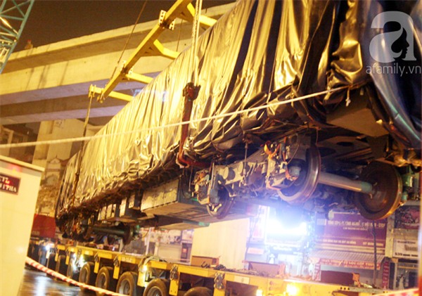 Hà Nội: Người dân đội mưa giữa đêm xem cẩu đầu tàu lên ray đường sắt trên cao - Ảnh 5.