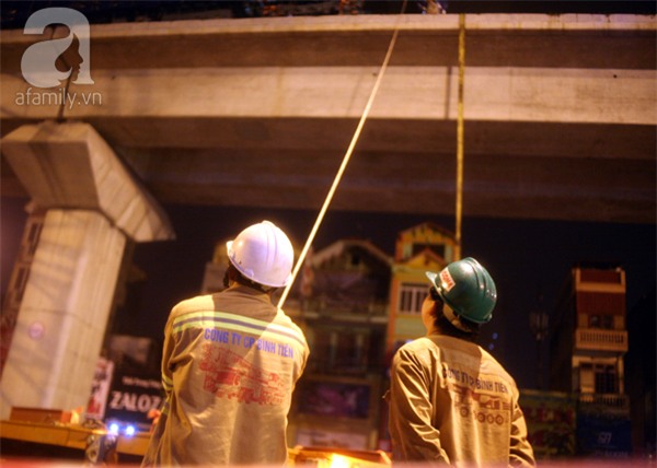 Hà Nội: Người dân đội mưa giữa đêm xem cẩu đầu tàu lên ray đường sắt trên cao - Ảnh 6.