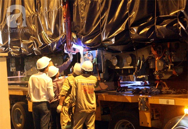 Hà Nội: Người dân đội mưa giữa đêm xem cẩu đầu tàu lên ray đường sắt trên cao - Ảnh 7.