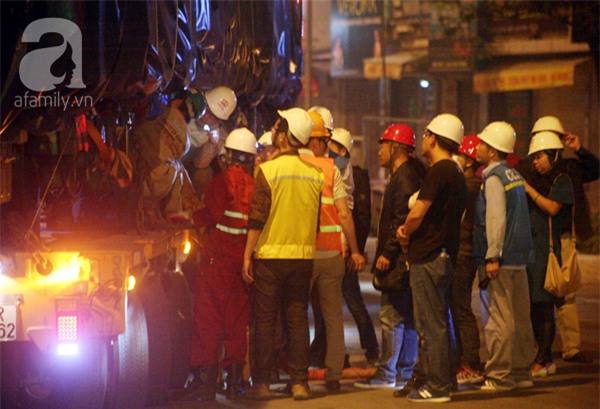 Hà Nội: Người dân đội mưa giữa đêm xem cẩu đầu tàu lên ray đường sắt trên cao - Ảnh 8.