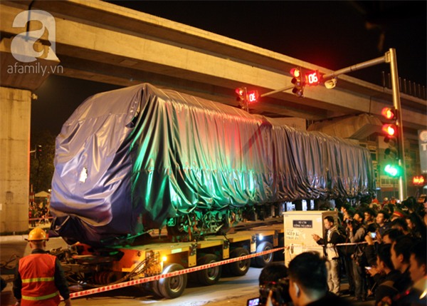 Hà Nội: Người dân đội mưa giữa đêm xem cẩu đầu tàu lên ray đường sắt trên cao - Ảnh 9.