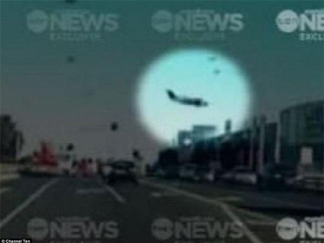 Khoảnh khắc đáng sợ ngay trước khi máy bay đâm vào trung tâm thương mại rồi nổ tung - Ảnh 1.