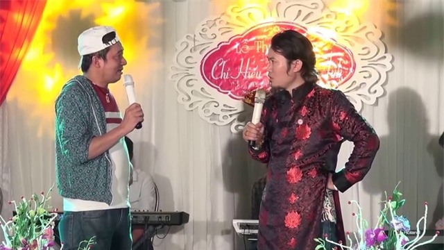 Chiến Thắng và Vượng râu biểu diễn tại một đám cưới. Ảnh: NVCC.