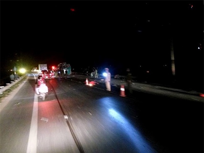 Xe khach giuong nam phat no luc nua dem tren quoc lo hinh anh 1