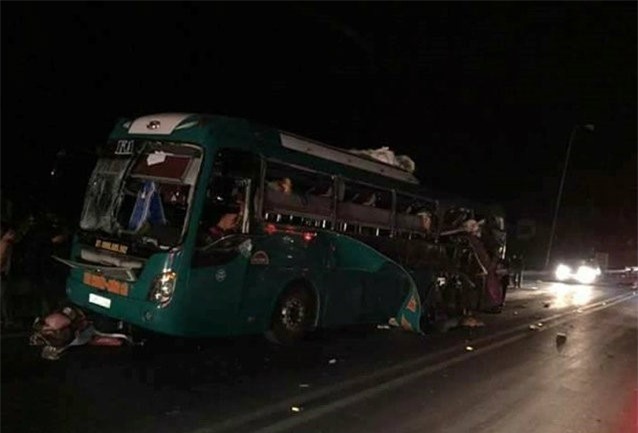 Xe khach giuong nam phat no luc nua dem tren quoc lo hinh anh 2