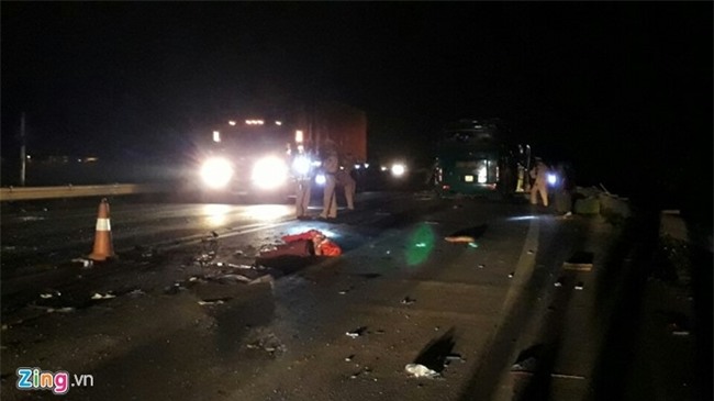 Xe khach giuong nam phat no luc nua dem tren quoc lo hinh anh 3