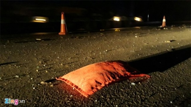 Xe khach giuong nam phat no luc nua dem tren quoc lo hinh anh 4