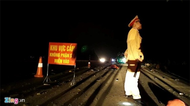 Xe khach giuong nam phat no luc nua dem tren quoc lo hinh anh 5