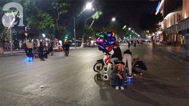 Hà Nội: Bé trai 8 tuổi gãy tay khi chơi xe điện tự cân bằng ở phố đi bộ - Ảnh 2.