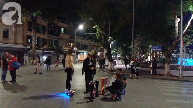 Hà Nội: Bé trai 8 tuổi gãy tay khi chơi xe điện tự cân bằng ở phố đi bộ - Ảnh 4.