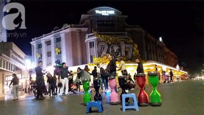 Hà Nội: Bé trai 8 tuổi gãy tay khi chơi xe điện tự cân bằng ở phố đi bộ - Ảnh 5.