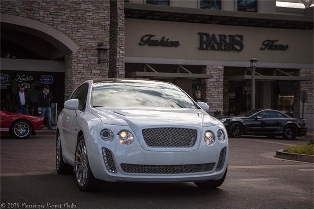 Phần đầu xe đặc trưng của xe Bentley.