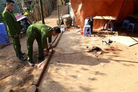 Thượng tá Hoàng Văn Dậu, Phó trưởng Phòng Kỹ thuật hình sự cùng đồng nghiệp đang nghiên cứu dấu vết liên quan đến một vụ án.