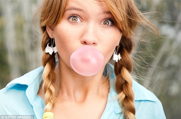 Ăn nhiều kẹo cao su, bánh mì làm tăng nguy cơ mắc bệnh truyền nhiễm - Ảnh 1.