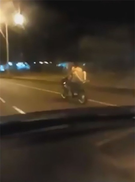 soc: doi nam nu vua di xe may vua lam 'chuyen ay' tren duong pho - 1