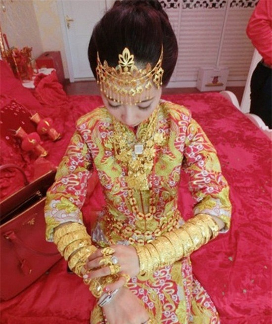 nhung co dau suyt "gay co" vi trang suc cuoi la vai chuc cay vang rong - 1