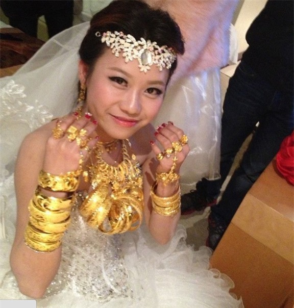 nhung co dau suyt "gay co" vi trang suc cuoi la vai chuc cay vang rong - 11