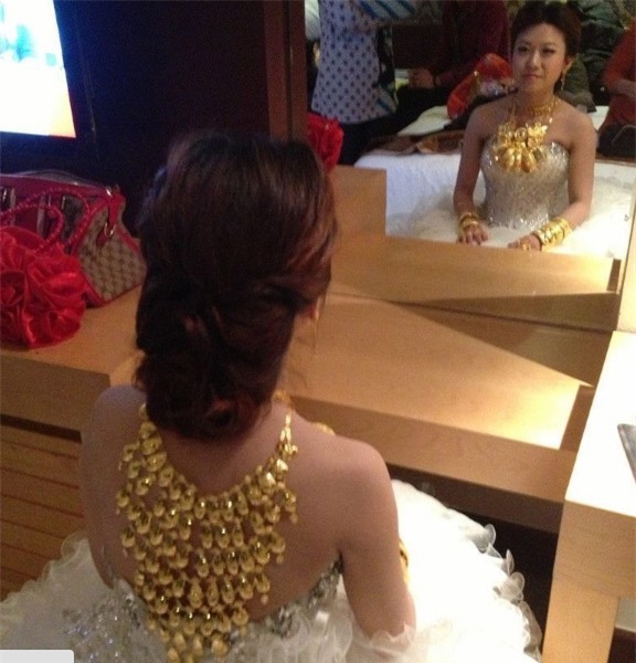 nhung co dau suyt "gay co" vi trang suc cuoi la vai chuc cay vang rong - 12