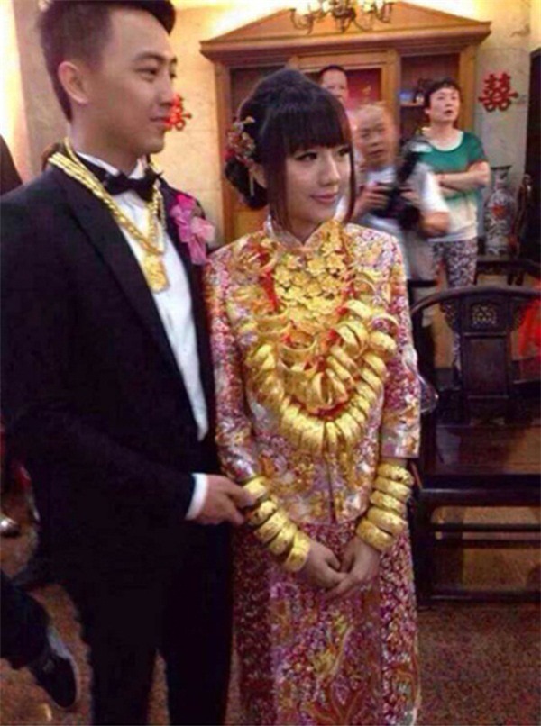 nhung co dau suyt "gay co" vi trang suc cuoi la vai chuc cay vang rong - 6