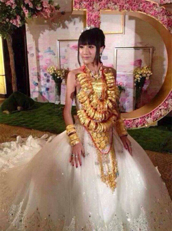 nhung co dau suyt "gay co" vi trang suc cuoi la vai chuc cay vang rong - 7
