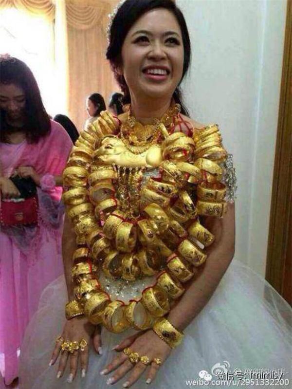 nhung co dau suyt "gay co" vi trang suc cuoi la vai chuc cay vang rong - 9