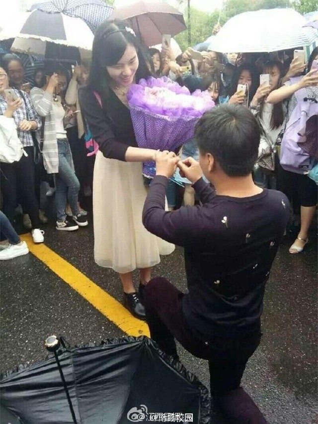 Chang trai Trung Quoc tang ban gai bo hoa lam bang tien hinh anh 2