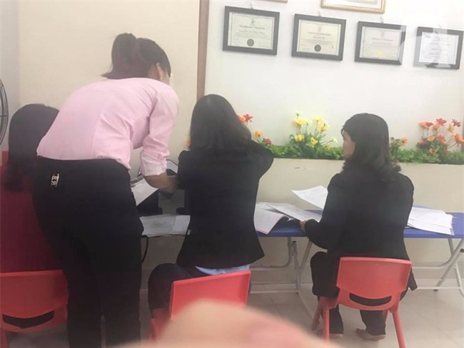 Vụ giáo viên bị tố dội nước lên đầu học sinh: Nhà trường nói phụ huynh gây sức ép, cảm tính - Ảnh 1.