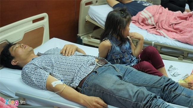 Me khoc ngat khi biet con khong toan thay sau vu no xe khach hinh anh 3