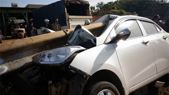 4 người sống sót kỳ diệu trong chiếc xe bị thanh sắt đâm xuyên - Ảnh 1.