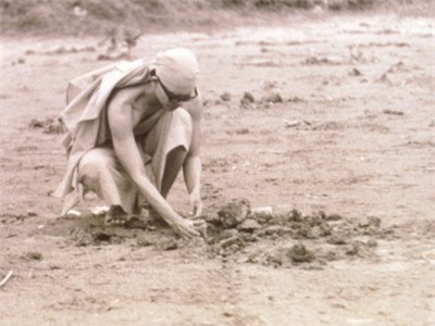 Con duong quyen luc cua nha su bi 4.000 canh sat vay bat hinh anh 3