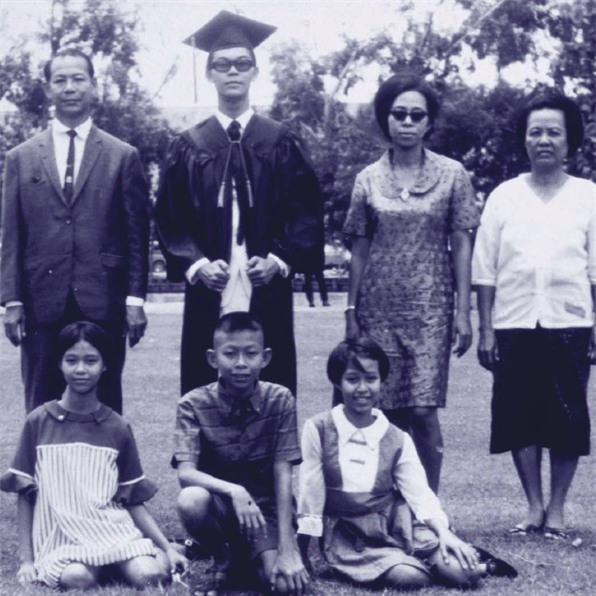 Con duong quyen luc cua nha su bi 4.000 canh sat vay bat hinh anh 4