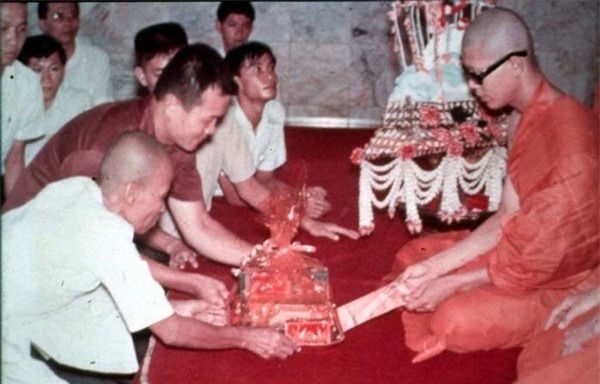 Con duong quyen luc cua nha su bi 4.000 canh sat vay bat hinh anh 5