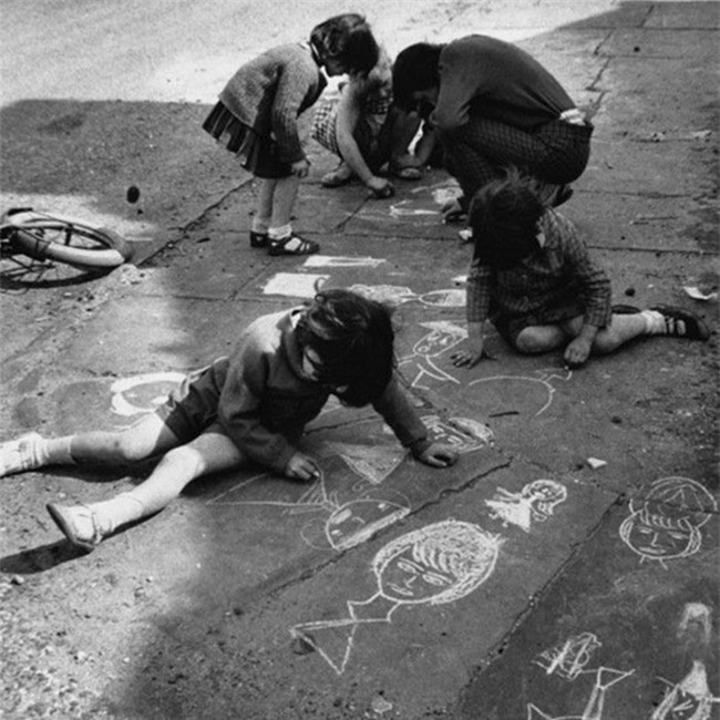 Nhìn loạt ảnh này để thấy trẻ con thời công nghệ bây giờ khác xa quá - Ảnh 3.