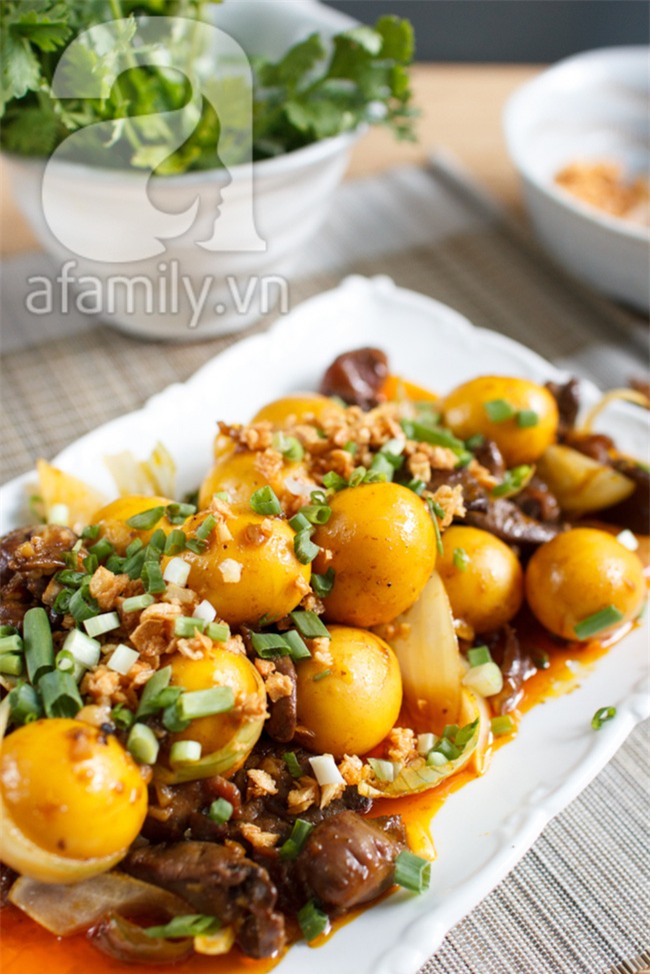 Chảy nước miếng với món ăn vặt hot nhất Sài Gòn: Trứng non cháy tỏi - Ảnh 10.