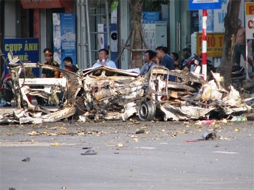 Taxi 4 chỗ vỡ tung tóe sau vụ nổ do hành khách có ý định tự vẫn mang mìn lên xe