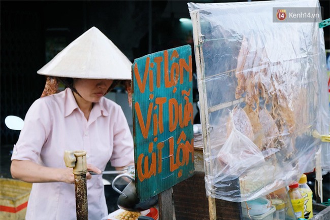 Từ tấm biển 10 năm của chị bán hàng rong Sài Gòn đến trào lưu Vịt lộn vịt dữa cút lộn làm mưa làm gió - Ảnh 5.