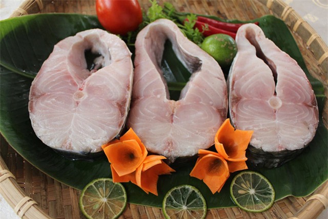 Làm sạch màng đen bên trong bụng cá để không còn mùi cỏ. Ảnh minh họa.