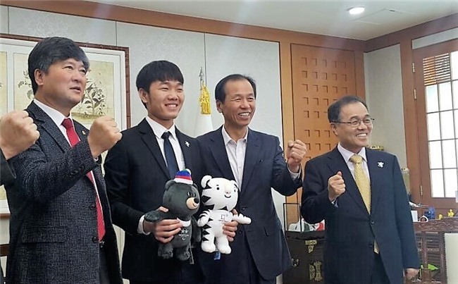Xuân Trường nhận huy hiệu Đại sứ của tỉnh Gangwon từ Thống đốc Choi Moon Sun. 