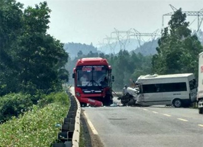 Hai xe khach dau dau, tai xe thiet mang tren ghe lai hinh anh 1