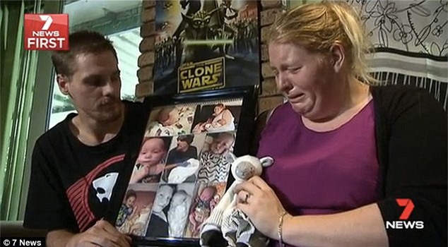 Đặt con 3 tháng tuổi trên ghế rung rồi tranh thủ vào nhà vệ sinh, cha đau đớn vì cảnh tượng sau đó - Ảnh 2.