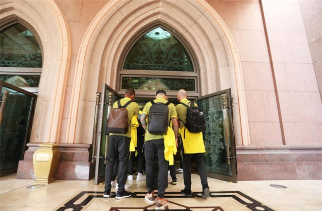 Dàn sao Man City trú ngụ trong khách sạn đẹp như thiên đường trên mặt đất - Ảnh 1.