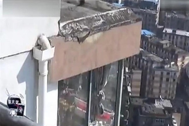 Liều lĩnh đu dây trên tầng 29 để tặng nhẫn kim cương cho cô bạn học cũ, người đàn ông U50 chết thảm - Ảnh 5.