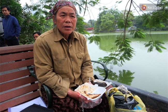 Bà lão nhặt rác bắt cô gái “chặt chém” gói tăm 500k kể chuyện bị đe dọa bẻ chân, hất xuống hồ - Ảnh 3.