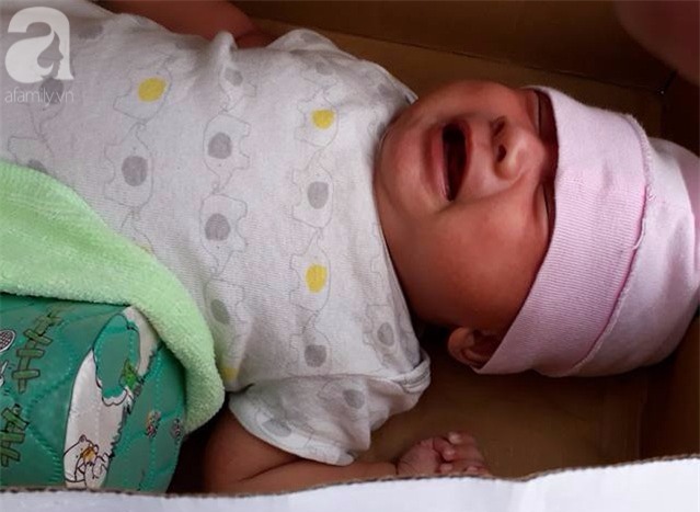 Vợ chồng cãi nhau, mẹ đem con trai khoảng 2 tháng tuổi bỏ trước UBND xã - Ảnh 1.