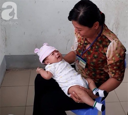 Vợ chồng cãi nhau, mẹ đem con trai khoảng 2 tháng tuổi bỏ trước UBND xã - Ảnh 4.