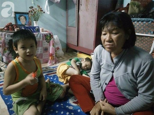 Mẹ bán vé số òa khóc khi tìm thấy con trai 3 tuổi thất lạc sau nhiều giờ đồng hồ trong đêm - Ảnh 2.