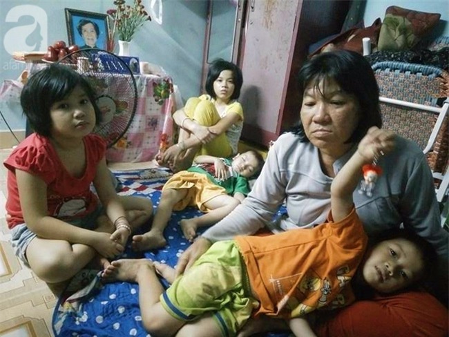 Mẹ bán vé số òa khóc khi tìm thấy con trai 3 tuổi thất lạc sau nhiều giờ đồng hồ trong đêm - Ảnh 6.