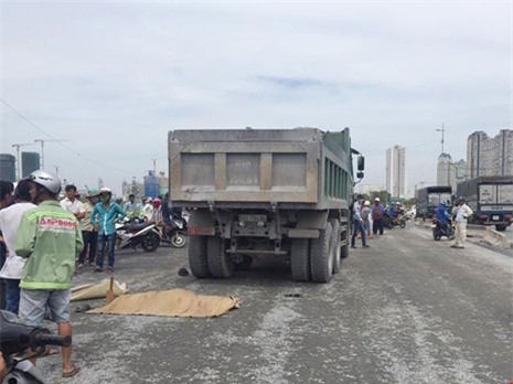 Nam công nhân chết thảm khi hướng dẫn xe ben chạy lùi  - ảnh 1