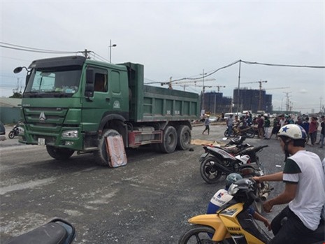 Nam công nhân chết thảm khi hướng dẫn xe ben chạy lùi  - ảnh 2