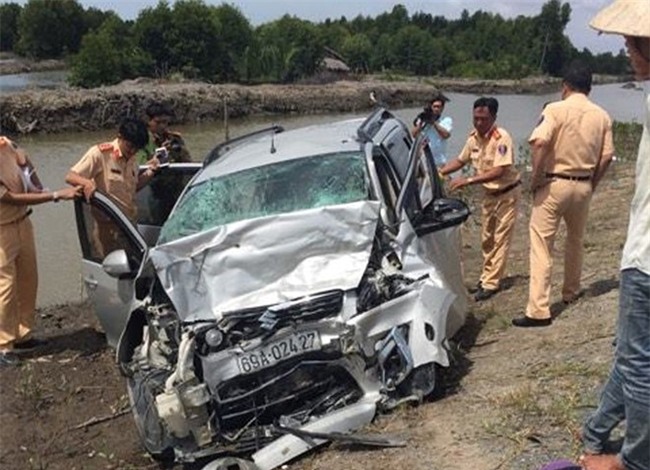 Tranh xe lu, 2 oto dam nhau khien 11 nguoi thuong vong hinh anh 1